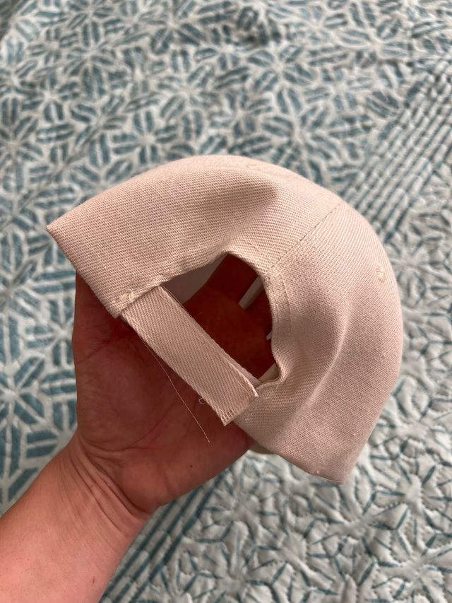 Gorra beige con escudo