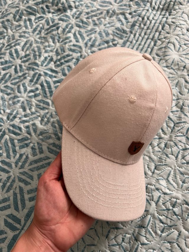 Gorra beige con escudo