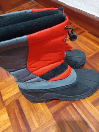 Botas de nieve grises y rojas