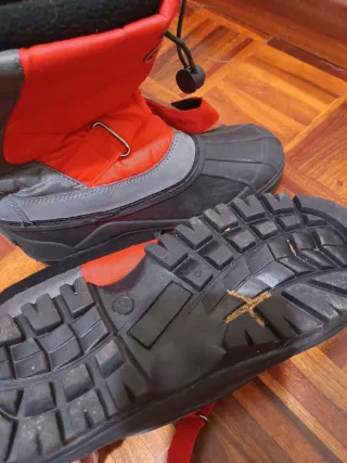 Botas de nieve grises y rojas