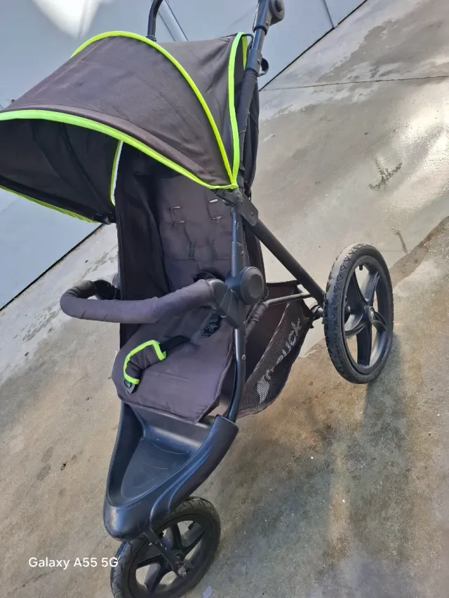 Carro de bebé marrón y verde