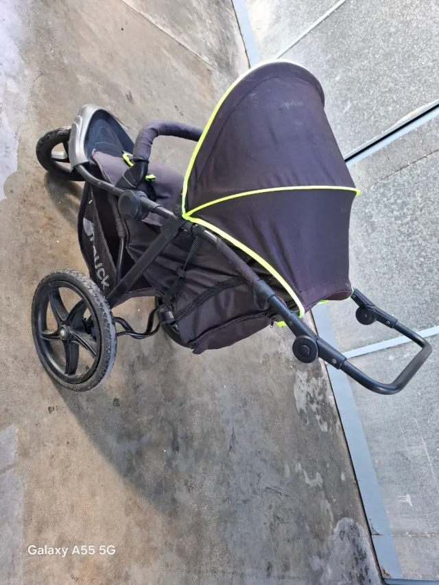 Carro de bebé marrón y verde