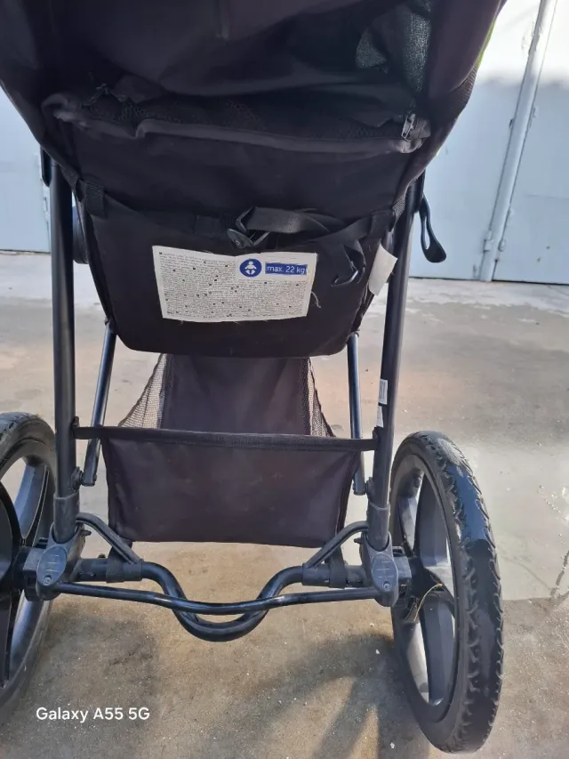 Carro de bebé marrón y verde