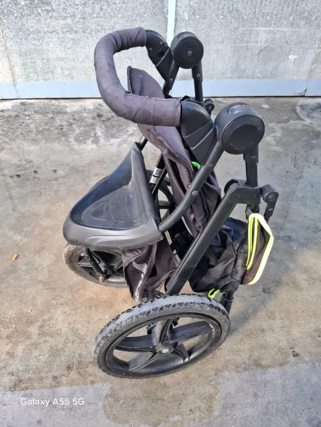 Carro de bebé marrón y verde