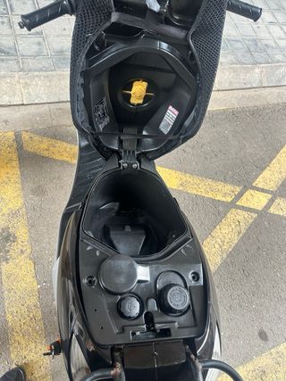 Moto negra con baúl 49cc