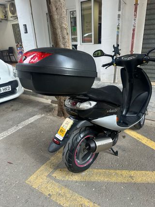 Moto negra con baúl 49cc