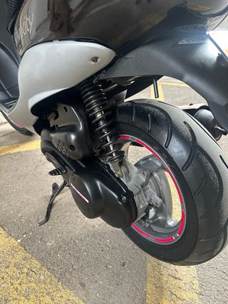 Moto negra con baúl 49cc