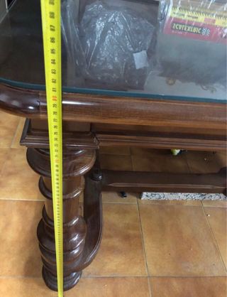 Mesa madera tallada cristal