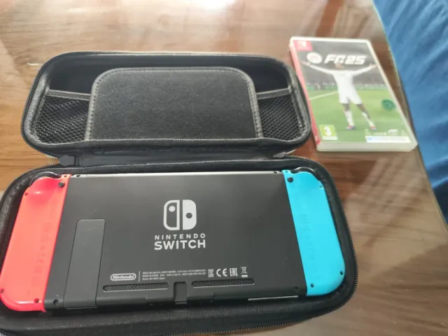 Nintendo Switch + Gioco FIFA 25 e custodia Switch