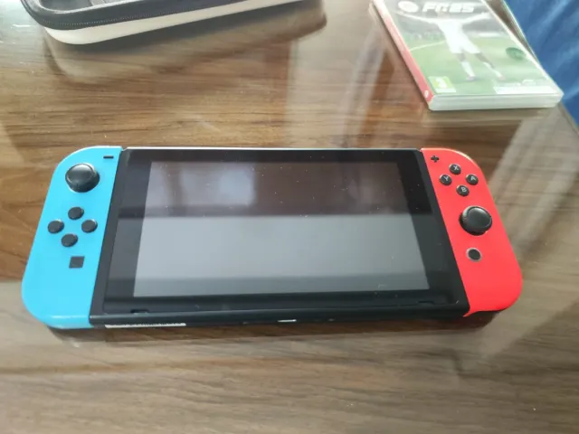 Nintendo Switch + Gioco FIFA 25 e custodia Switch