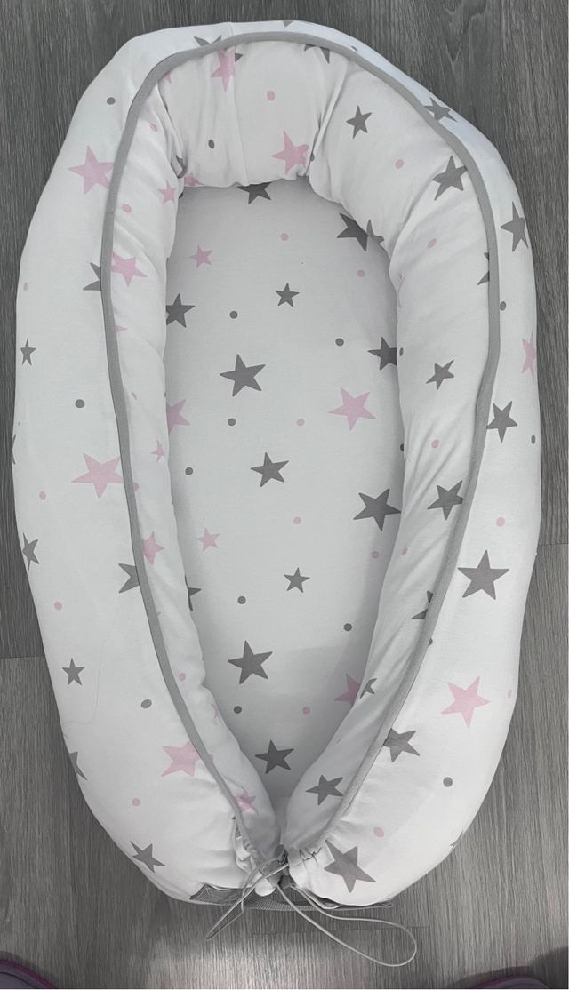 Ninho reductor para berço com estrelas cinza e rosa
