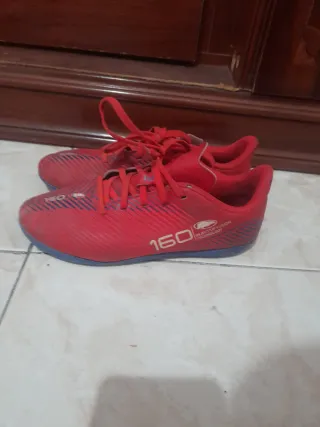 Zapatos de fútbol Adidas rojos