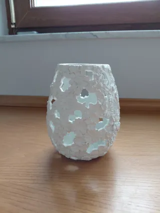 Jarrón floral blanco de cerámica