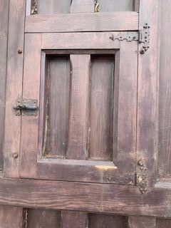 Puerta madera exterior con reja