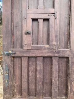 Puerta madera exterior con reja