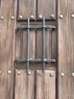 Puerta madera exterior con reja