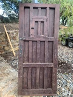 Puerta madera exterior con reja