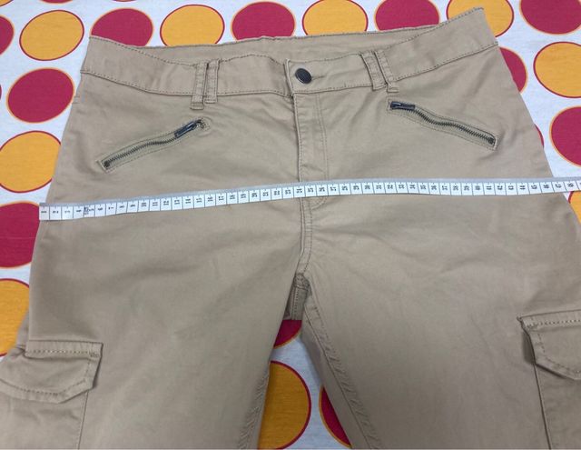 Pantalón pitillo cargo beige