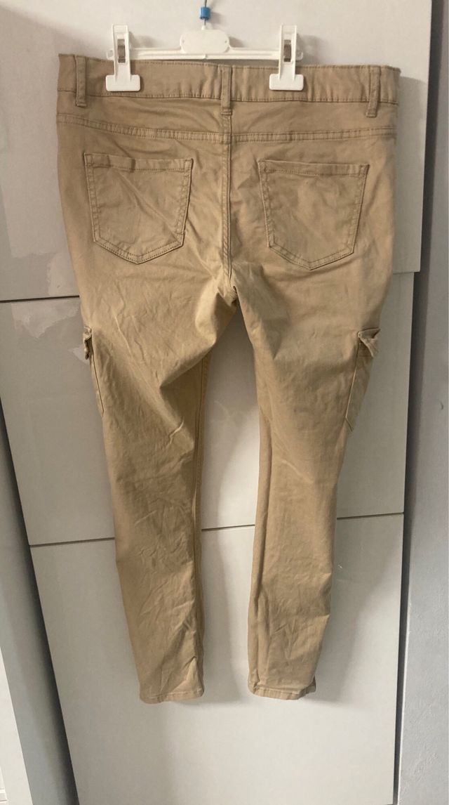 Pantalón pitillo cargo beige