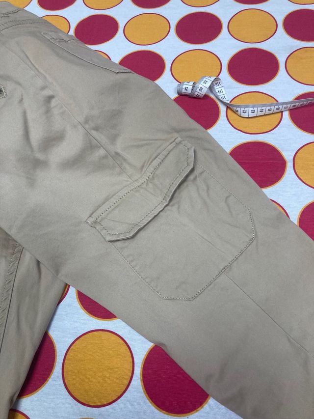 Pantalón pitillo cargo beige