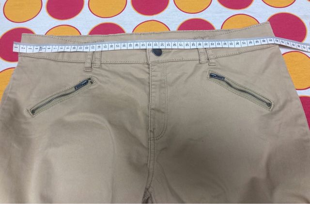 Pantalón pitillo cargo beige