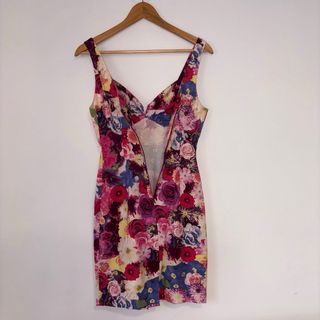 Vestido corto estampado de flores. Divino!!