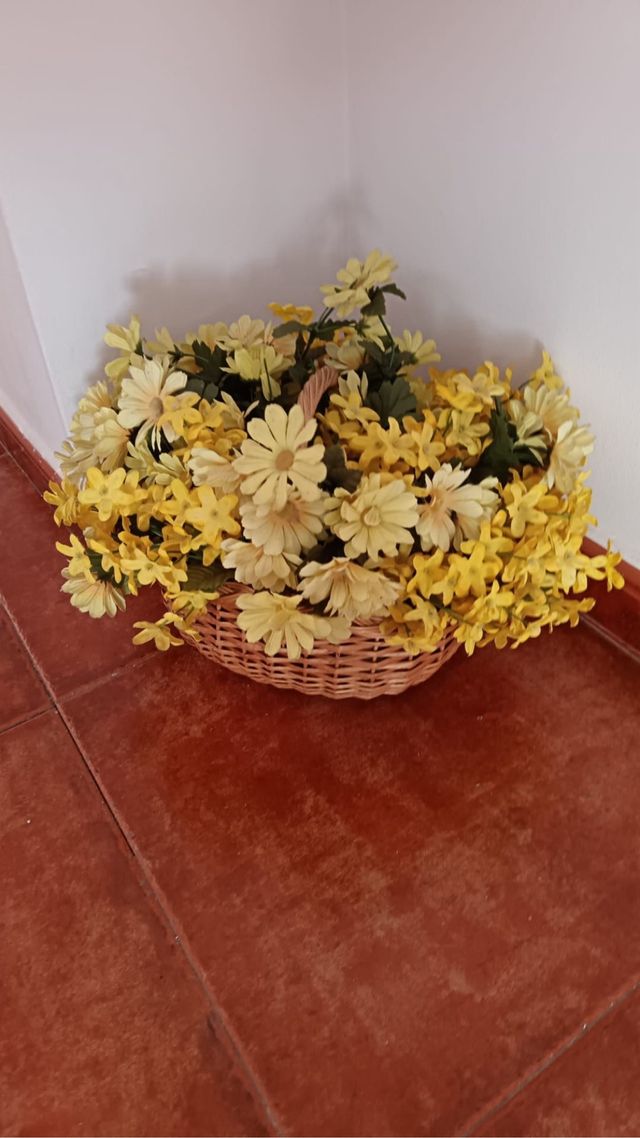 Cesta de mimbre con flores amarillas