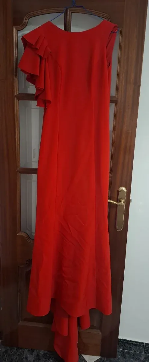 Vestido rojo largo con volantes en la manga.