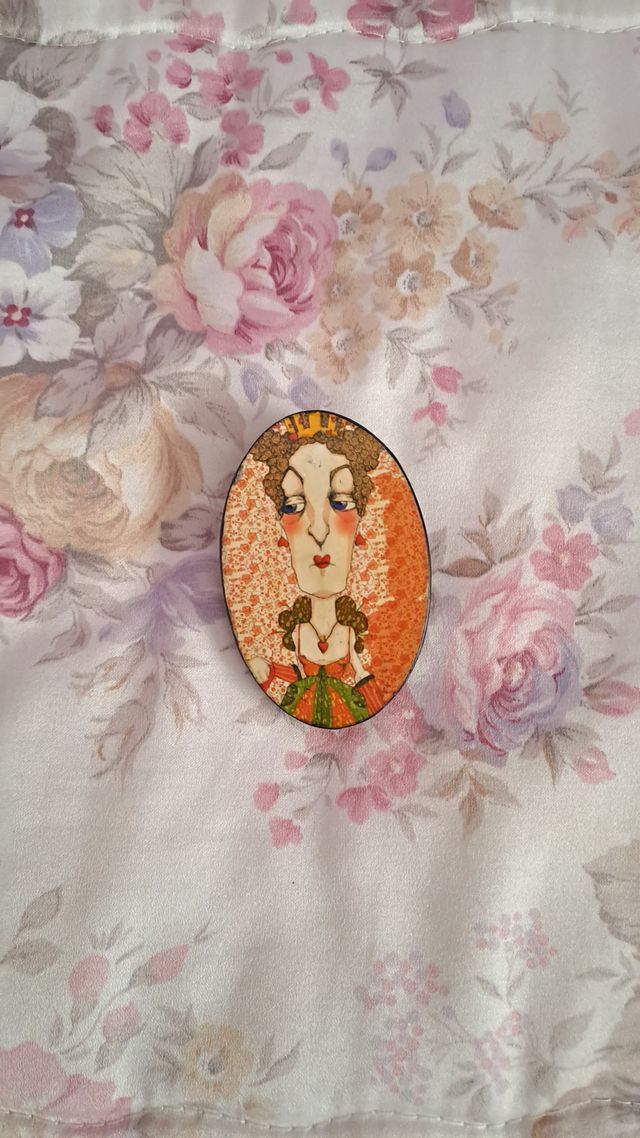 Broche artesanal mujer cara pintada