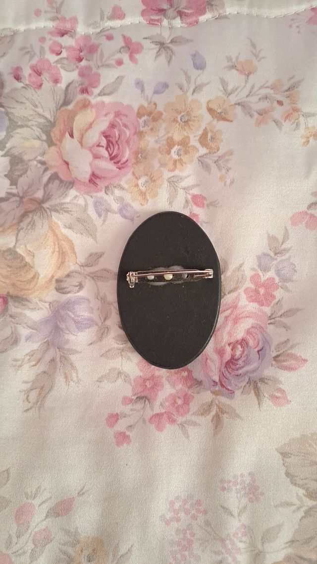 Broche artesanal mujer cara pintada