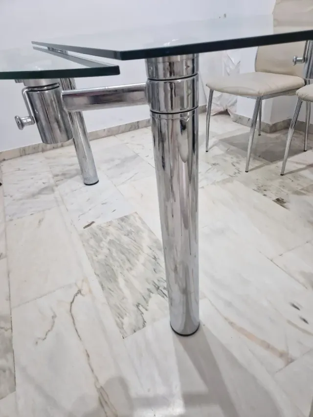 Mesa de cristal y metal