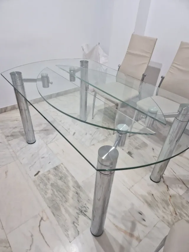Mesa de cristal y metal