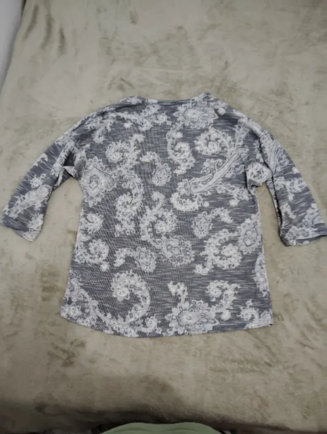 Jersey moderno estampado gris y blanco