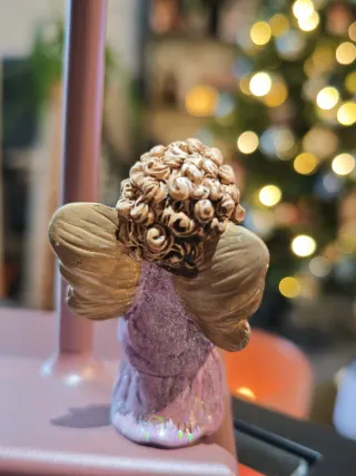 Angioletto decorativo con fiori