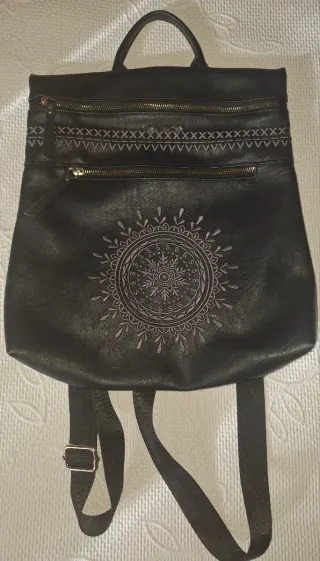 Mochila negra cómoda con detalles