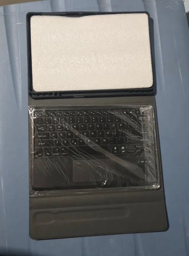 Custodia per tablet con tastiera