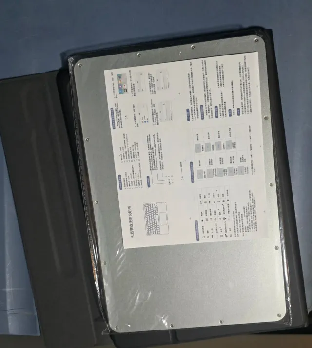 Custodia per tablet con tastiera