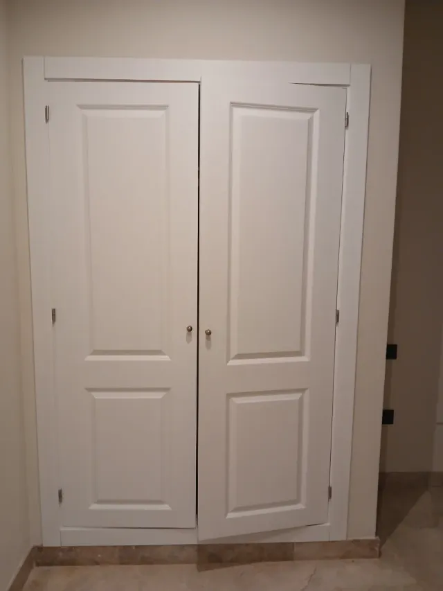 Puerta de armario blanca empotrar