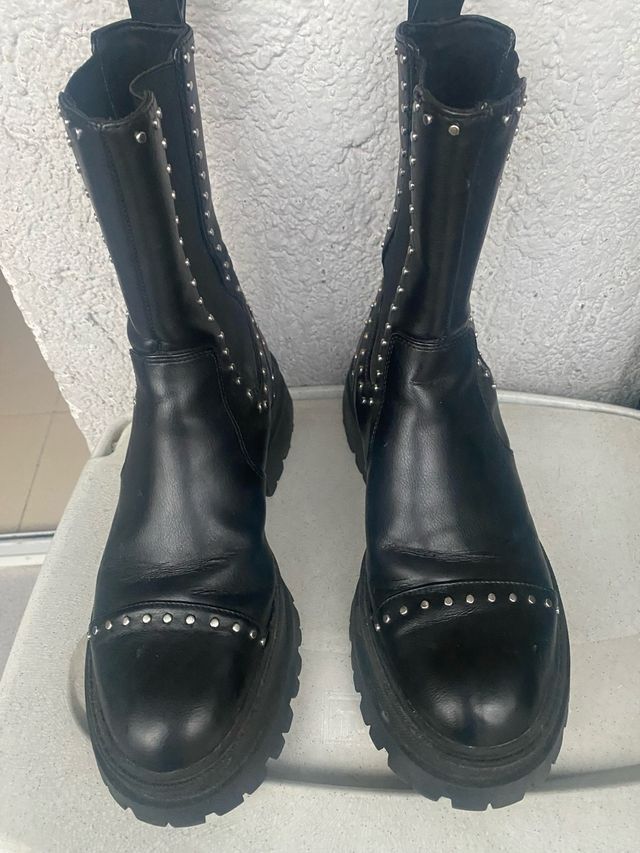 Botas negras con tachuelas