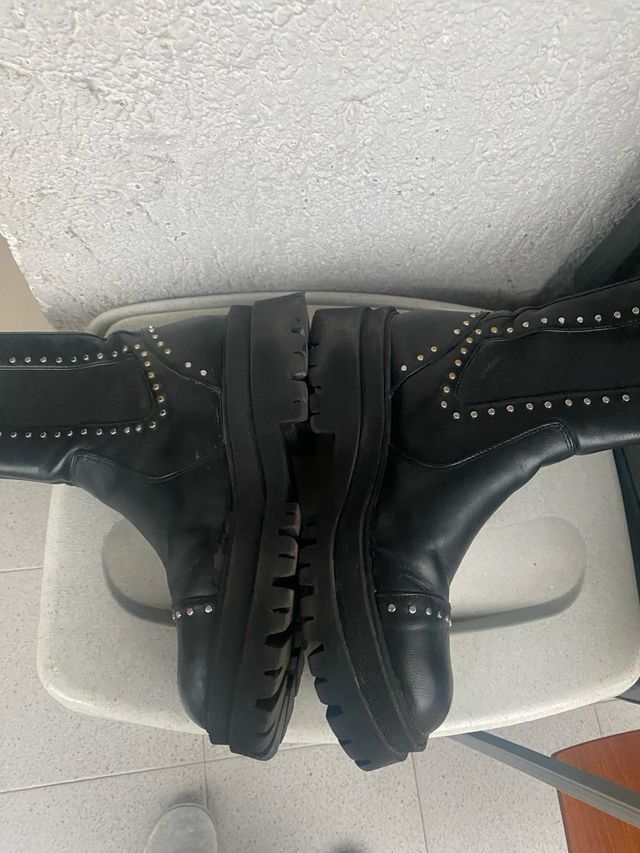 Botas negras con tachuelas