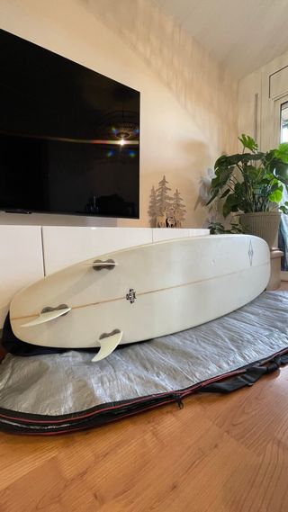 Tabla de surf blanca con quillas