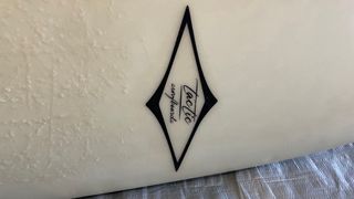 Tabla de surf blanca con quillas