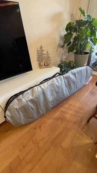 Tabla de surf blanca con quillas