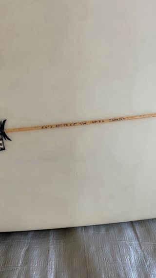 Tabla de surf blanca con quillas