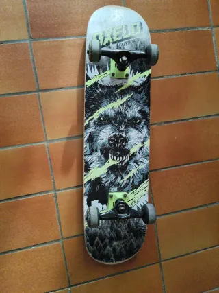 Skate con diseño de lobo