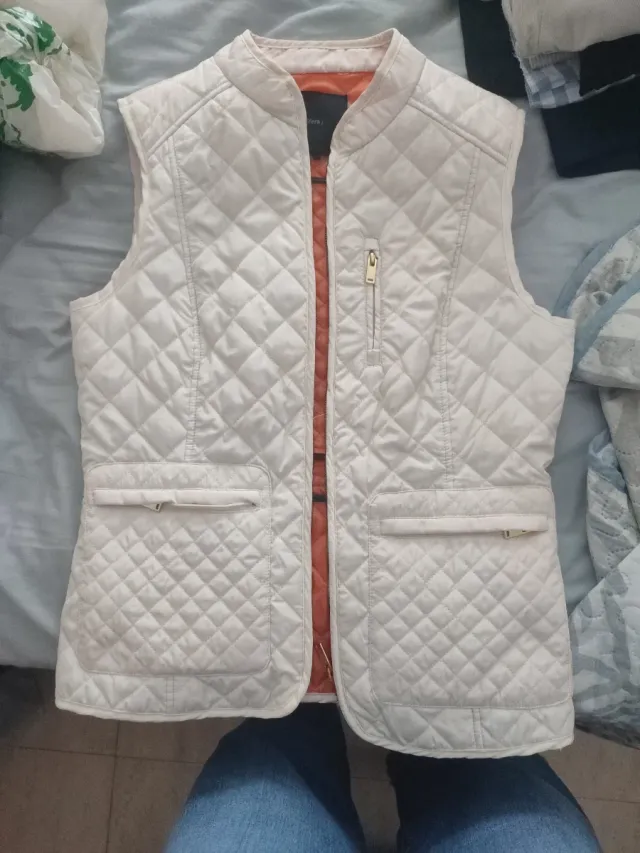 Chaleco acolchado blanco con forro naranja