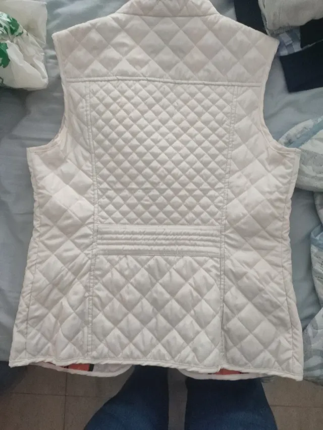 Chaleco acolchado blanco con forro naranja