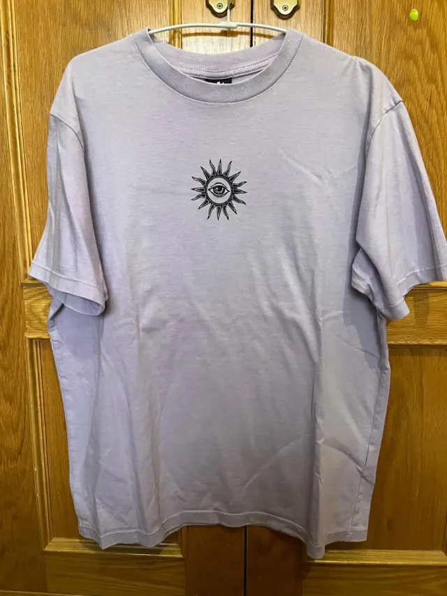 Camiseta Kaotiko Morada con Ojo Solar