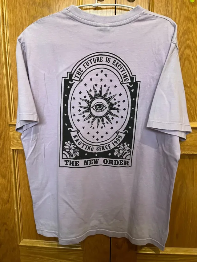 Camiseta Kaotiko Morada con Ojo Solar