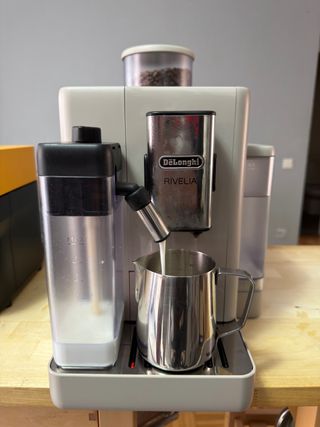 Cafetera Delonghi Rivelia Beige Nueva